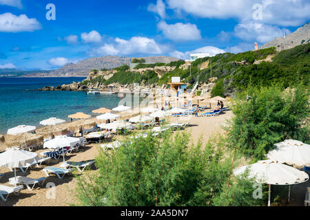 Belle journée d'été à plage de Pefkos ou Pefki sur l'île grecque de Rhodes Grèce Europe Banque D'Images