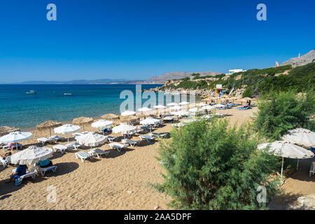 Belle journée d'été à plage de Pefkos ou Pefki sur l'île grecque de Rhodes Grèce Europe Banque D'Images