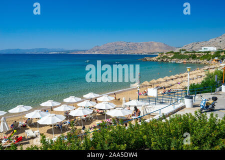 Belle journée d'été à plage de Pefkos ou Pefki sur l'île grecque de Rhodes Grèce Europe Banque D'Images