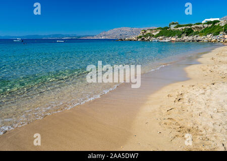 Belle journée d'été à plage de Pefkos ou Pefki sur l'île grecque de Rhodes Grèce Europe Banque D'Images