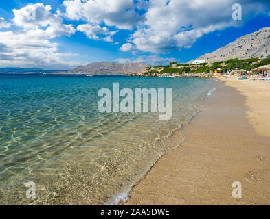 Belle journée d'été à plage de Pefkos ou Pefki sur l'île grecque de Rhodes Grèce Europe Banque D'Images