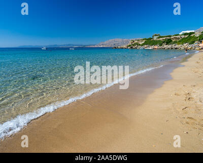 Belle journée d'été à plage de Pefkos ou Pefki sur l'île grecque de Rhodes Grèce Europe Banque D'Images