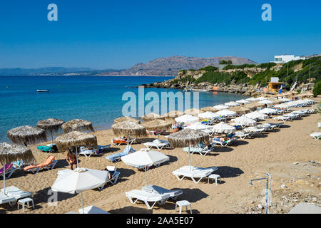 Belle journée d'été à plage de Pefkos ou Pefki sur l'île grecque de Rhodes Grèce Europe Banque D'Images