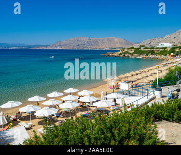 Belle journée d'été à plage de Pefkos ou Pefki sur l'île grecque de Rhodes Grèce Europe Banque D'Images