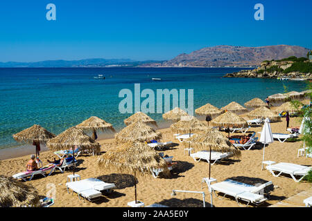 Belle journée d'été à plage de Pefkos ou Pefki sur l'île grecque de Rhodes Grèce Europe Banque D'Images