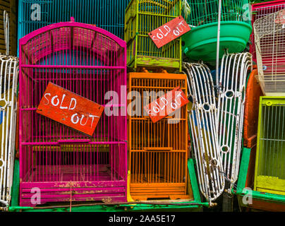 Les cages à oiseaux avec vendu signes en gros plan, le commerce des animaux de compagnie en Asie, de l'expérience en affaires Banque D'Images