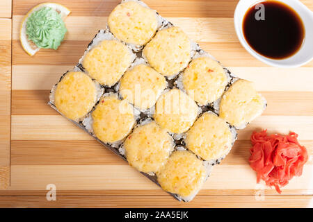 Rouleau de sésame avec du fromage. Avec le gingembre et le wasabi. Banque D'Images