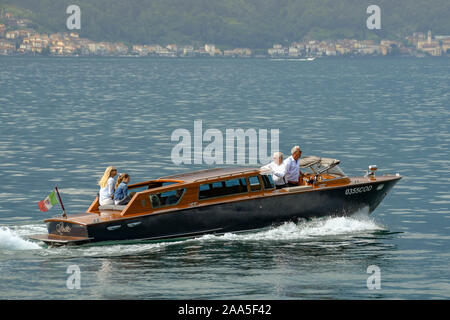 Le lac de Côme, Italie - Juin 2019 : famille sur un bateau à moteur privé sur le lac de Côme Banque D'Images