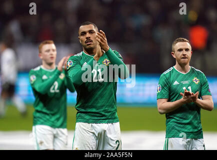 L'Irlande du Nord Josh Magennis (centre) applaudit les fans après l'UEFA Euro 2020 match de qualification à la Commerzbank Arena de Francfort, Allemagne. Banque D'Images