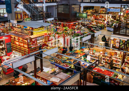 Grand marché couvert numerours stands vendant des épices, des fleurs et des aliments comme les fruits et légumes frais. Wroclaw, Pologne. Banque D'Images
