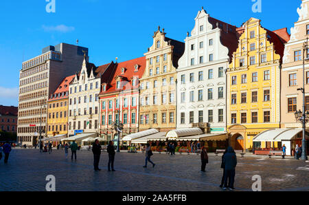 Maisons colorées de la vieille place du marché de Wroclaw et une Banque Santander Polska bureau un matin ensoleillé. La Pologne. Banque D'Images