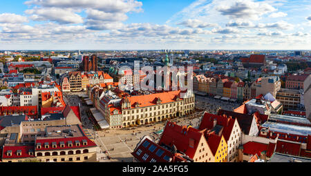 Vue panoramique aérienne du centre-ville historique de Wroclaw avec les maisons colorées de la place du marché sur un après-midi ensoleillé. Wroclaw, Pologne. Banque D'Images