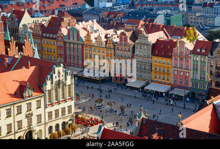 Vue aérienne du centre-ville historique de Wroclaw avec les maisons colorées de la place du marché sur un après-midi ensoleillé. Wroclaw, Pologne. Banque D'Images