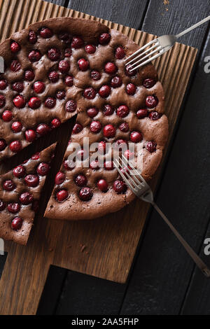 Nourriture de confort fait maison. Yummy chocolate tart tarte aux cerises sur fond sombre copy space Banque D'Images