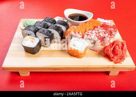 Jeu de rouleaux de sushi et coquelicots, avec du saumon et caviar. Close-up. Banque D'Images