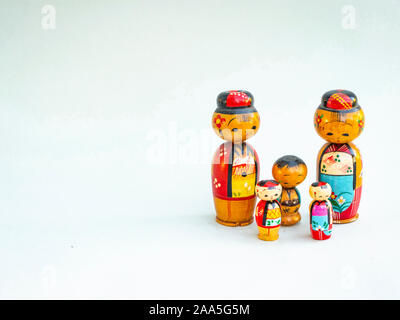 Groupe familial de japonais en bois peint d'empilage de Kokeshi dolls Banque D'Images