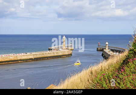 Voile sur la rivière Esk quitter Whitby Harbour. vue du perron de l'Église. Banque D'Images