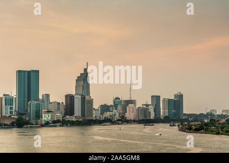 Ho Chi Minh Ville, Vietnam - 12 mars 2019 : sunset sky shot sur Chanson fleuve Sai Gon et la promenade avec ses grands bâtiments, hôtels, restaurants et bis Banque D'Images