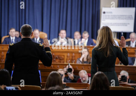 Novembre 19, 2019, Washington, District of Columbia, États-Unis : Conseiller spécial pour l'Europe et de la Russie dans l'office de vice-président des États-Unis, Mike Pence, Jennifer Williams (R) et directeur des affaires européennes du Conseil national de sécurité de l'armée américaine, le Lieutenant-colonel Alexander Vindman (L) Prestation de serment avant de témoigner au cours de la Chambre Permanent Select Committee on Intelligence Audition publique sur la justice enquête sur le président américain, Donald J. Trump, sur la colline du Capitole à Washington, DC, USA, le 19 novembre 2019. L'enquête de destitution est dirigée par trois comités du Congrès et a été lancé fo Banque D'Images