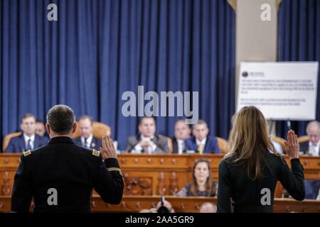 Novembre 19, 2019, Washington, District of Columbia, États-Unis : Conseiller spécial pour l'Europe et de la Russie dans l'office de vice-président des États-Unis, Mike Pence, Jennifer Williams (R) et directeur des affaires européennes du Conseil national de sécurité de l'armée américaine, le Lieutenant-colonel Alexander Vindman (L) Prestation de serment avant de témoigner au cours de la Chambre Permanent Select Committee on Intelligence Audition publique sur la justice enquête sur le président américain, Donald J. Trump, sur la colline du Capitole à Washington, DC, USA, le 19 novembre 2019. L'enquête de destitution est dirigée par trois comités du Congrès et a été lancé fo Banque D'Images