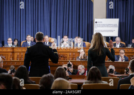 Novembre 19, 2019, Washington, District of Columbia, États-Unis : Conseiller spécial pour l'Europe et de la Russie dans l'office de vice-président des États-Unis, Mike Pence, Jennifer Williams (R) et directeur des affaires européennes du Conseil national de sécurité de l'armée américaine, le Lieutenant-colonel Alexander Vindman (L) Prestation de serment avant de témoigner au cours de la Chambre Permanent Select Committee on Intelligence Audition publique sur la justice enquête sur le président américain, Donald J. Trump, sur la colline du Capitole à Washington, DC, USA, le 19 novembre 2019. L'enquête de destitution est dirigée par trois comités du Congrès et a été lancé fo Banque D'Images