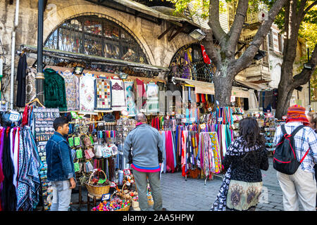 Les marchands turcs attendent leurs clients dans un bazar extérieur du marché de souvenirs de la place Sultanahmet à Istanbul, Turquie. Banque D'Images