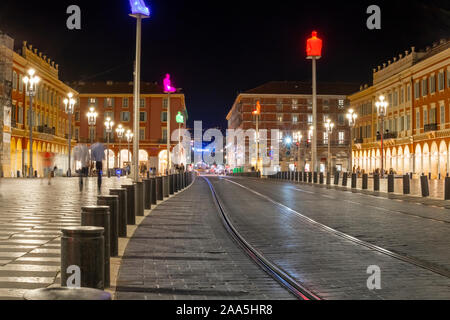 La fin de nuit vue vers la Place Charles de Gaule à partir de la Place Masséna de Nice, France. Banque D'Images