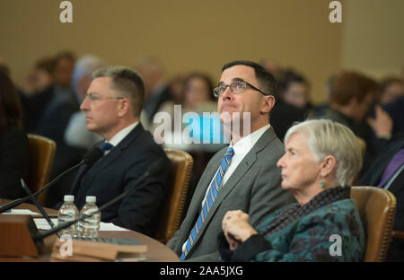 Washington DC, le 19 novembre 2019 -- l'Ambassadeur Kurt Volker, ancien envoyé spécial de l'Ukraine et Timothy Morrison, Assistant spécial du Président et Directeur principal pour l'Europe et la Russie, de la sécurité nationale Councit témoigner en public lors de l'enquête sur le potentiel d'impeachment du président Donald J. Trump. lors d'une audience du Congrès sur la colline du Capitole à Washington DC. Réaction de Morrison's Nunes observations lors de l'audience de mise en accusation. Patsy MediaPunch Banque D'Images