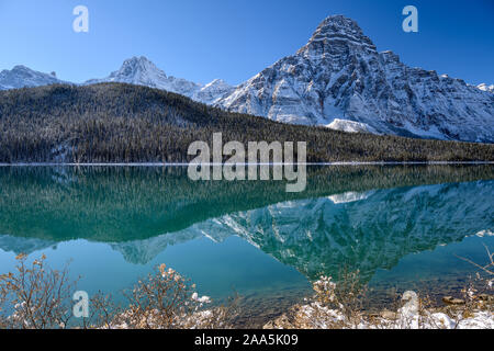 Vue panoramique sur les lacs de la sauvagine avec les montagnes environnantes, sur la Promenade des glaciers dans le parc national de Banff, Alberta, Canada Banque D'Images