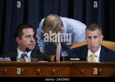 Novembre 19, 2019, Washington, District of Columbia, États-Unis : représentant des États-Unis Devin Nunes (républicain de Californie), Rang, US House Permanent Select Committee on Intelligence (L) parle avec nous Représentant Jim Jordan (républicain de l'Ohio) (C) et conseiller juridique républicain Steve Castor (R) tout en écoutant le témoignage de l'ancien Représentant spécial des Etats-Unis pour l'Ukraine Kurt Volker et ancien directeur principal pour l'Europe et la Russie au Conseil de sécurité National Tim Morrison au cours de la Chambre Permanent Select Committee on Intelligence Audition publique sur la justice inquir Banque D'Images