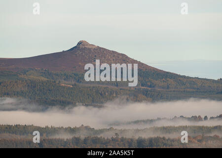 Bennachie dans Aberdeenshire sur un matin d'automne, avec des couches de brouillard à des niveaux inférieurs Banque D'Images