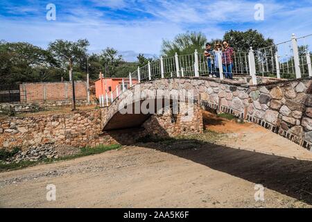 Promenade le long du pont de pierre à l'ejido La Aduana à Alamos Sonora, Mexique. La ville. © (© Photo : LuisGutierrez NortePhoto.com) / Caminata por el puente de piedra en el ejido La Aduana en Alamos Sonora, Mexique. Pueblo. © Marisol Soto (© Photo : LuisGutierrez NortePhoto.com) / Banque D'Images