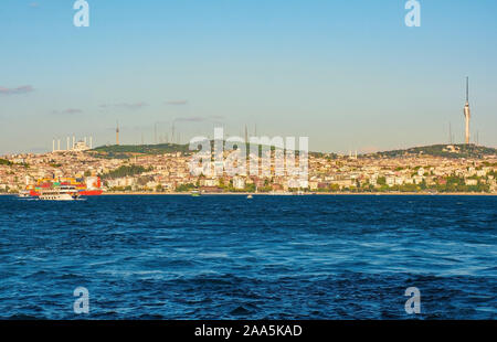 Le quartier Uskudar Istanbul en vue de pont de Galata. City Tour de radio peut être vu juste en arrière-plan Banque D'Images