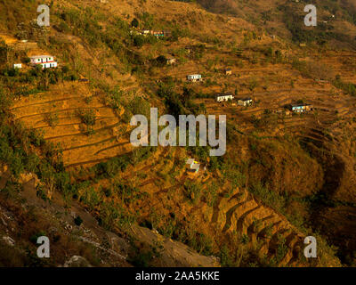 Village entouré de vastes champs en terrasses sur le Nandhour Kumaon Hills, vallée, Uttarakhand, Inde Banque D'Images