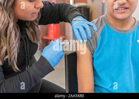 Aurora, Colorado - vaccination des enfants dans une clinique sans rendez-vous exploité le week-end dans les casernes de pompiers dans la région de Denver. Le 'Shots des petits et des Te Banque D'Images