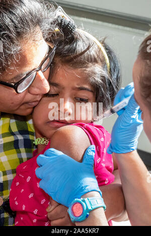 Aurora, Colorado - vaccination des enfants dans une clinique sans rendez-vous exploité le week-end dans les casernes de pompiers dans la région de Denver. Le 'Shots des petits et des Te Banque D'Images