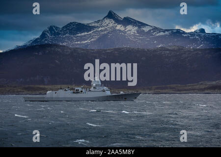 KNM norvégien Thor Heyerdahl une frégate de classe Fridtjof Nansen dans Saltfjorden, Norvège Banque D'Images