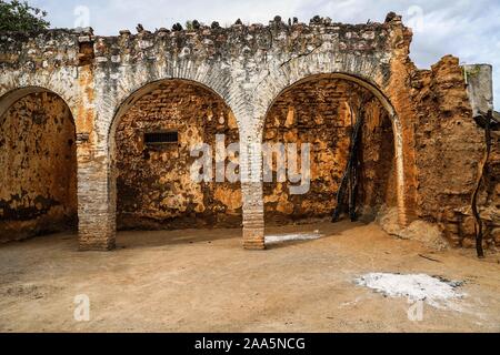 Porte et mur de vieux ou détérioration de la chambre d'adobe dans la municipalité ou ejido la douane dans Alamos Sonora, Mexique. Village, des portails, de l'architecture © (© Photo : LuisGutierrez NortePhoto.com) / puerta y pared de casa de adove antigua o fr deterioro en la mununidad o ejido La Aduana en Alamos Sonora, Mexique. Pueblo, portales, © arquitectrua (© Photo : LuisGutierrez NortePhoto.com) / Banque D'Images