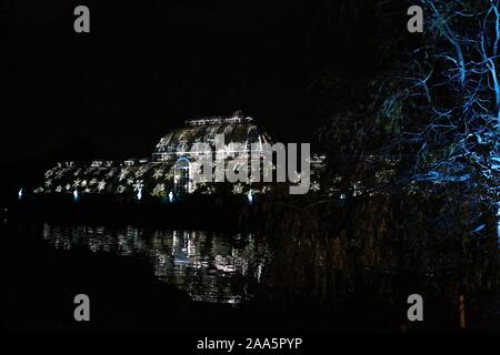 Un sentier lumineux magique par Kew - paysage magnifique après sombre , éclairé par un million de lumières , et un tableau d'une incroyable d'une installation à partir d'une liste d'artistes internationaux. maintenant à sa septième année , Noël à Kew est le doit - faire événement sur le calendrier festif de Londres .Le sentier offre une gamme d'impressionnantes œuvres d'art de la lumière et le son créé par un certain nombre d'UK , français et artistes australiens et les studios de création . Banque D'Images