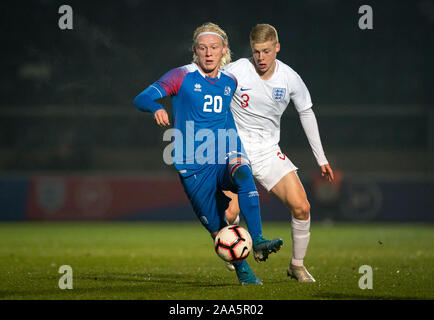 High Wycombe, Royaume-Uni. 19 Nov, 2019. Kolbeinn Birgir Finnsson Borussia Dortmund (II) de l'Islande U21 & Alex Cochrane (Brighton & Hove Albion) d'Angleterre U20 pendant le match international entre l'Angleterre U20 et U21 de l'Islande à Adams Park, High Wycombe, en Angleterre, le 19 novembre 2019. Photo par Andy Rowland. Credit : premier Media Images/Alamy Live News Banque D'Images