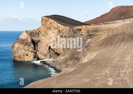 Vue sur le paysage littoral volcanique sur la pointe ouest de l'île de Faial, considéré comme le point le plus occidental d'Europe, formé par l'Capelinhos Banque D'Images