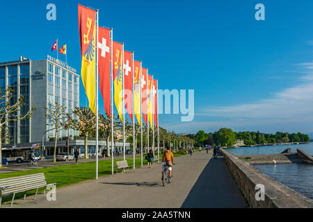 La Suisse, Genève, quai Woodrow Wilson, le Canton de Genève et drapeau suisse bannières, Hôtel Président Wilson Banque D'Images