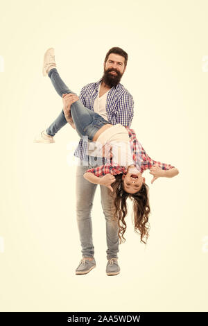 Care vous pouvez faire confiance. Petite fille père tient en mains un soutien de confiance. Père barbu et petite fille enfant partageant des relations de confiance. La confiance de la famille et de l'amour. Banque D'Images