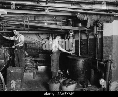 De Guerre - Industries - FABRICATION DE BONBONS DE CHOCOLAT ET DE CACAO POUR LE GOUVERNEMENT ; PIRIKA CHOCOLATE CO., Doyen de l'Édifice Wellington - Brooklyn, New York. Bouilloires mélange ca. 1918 Banque D'Images