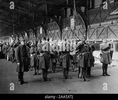 Photos de la PREMIÈRE GUERRE MONDIALE - de couleur / African American troupes - Bande de couleur de la 814th Infantry quitter le Celtic après son arrivée ca. 1917-1918 Banque D'Images