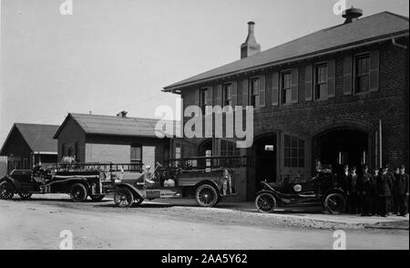 Dépôt d'approvisionnement général à Jeffersonville, Indiana. Fire Engine House, montrant l'équipement et le personnel du service des incendies réguliers ca. 1919 Banque D'Images