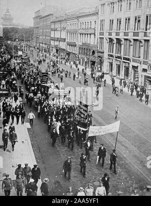 Démonstration sur la Perspective Nevski, Petrograd. Au bas de la photo, on voit trois officiers, le port de l'uniforme blanc de la marine impériale : la scène aurait eu lieu avant la révolution d'octobre, au cours de la Fédération Gouvernement Provisoire (février à octobre 1917), de l'arrière vers l'avant de la procession, les bannières de lire "cessez-le-feu immédiat sur tous les fronts", "tout le pouvoir aux Soviets d'ouvriers, de soldats et de députés paysans" et "Parti social-démocrate russe'. Banque D'Images