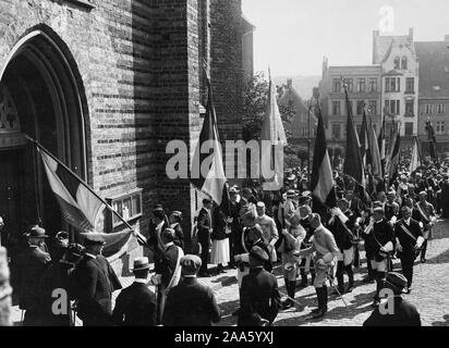 La Révolution allemande - Une délégation d'étudiants Kiel sur son chemin pour assister à un service d'action de grâce dans l'église à Flensburg, lors d'un plébiscite à l'état de la Prusse orientale et occidentale qui a donné lieu à une écrasante majorité de votes allemand ca. Juillet 1920 Banque D'Images