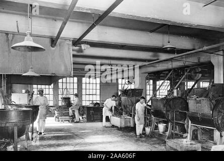 La guerre des industries - Candy - LA FABRICATION DU CHOCOLAT POUR LE GOUVERNEMENT. La préparation et les centres de moulage pour Delatour chocolats. E. green-field's Sons, Brooklyn, New York ca. 1917-1919 Banque D'Images