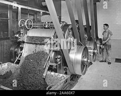 La guerre des industries - Candy - FABRICATION DE CACAO ET DE CHOCOLAT LE GOVNMENT ; APOLLO ET CO., Brooklyn, New York. Les moulins à cylindres, le raffinage du chocolat ca. 1917-1919 Banque D'Images